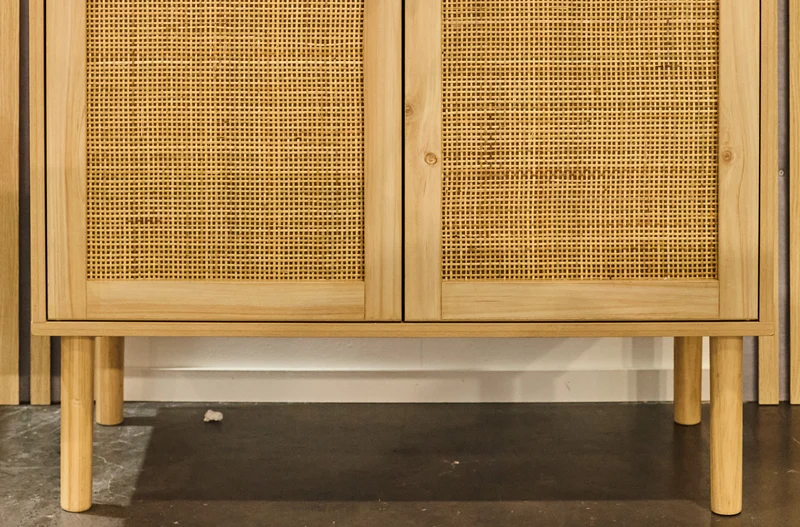 Armario Bajo Décor 80x40 cm color madera de Pino con Rattan.