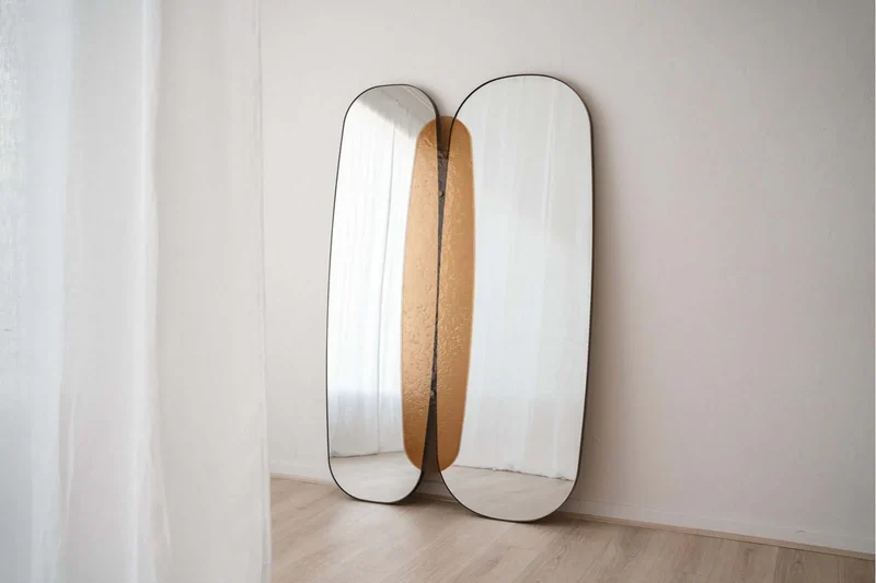 Espejo de pie con vidrio ámbar y marco de metal 180×5×118 CM – oro envejecido – contemporáneo – AMBAR