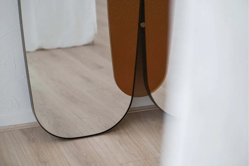 Espejo de pie con vidrio ámbar y marco de metal 180×5×118 CM – oro envejecido – contemporáneo – AMBAR