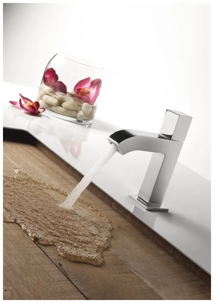 Grifo monomando de lavabo con diseño de cubo y acabado cromado para agua fría Cuadro TRES