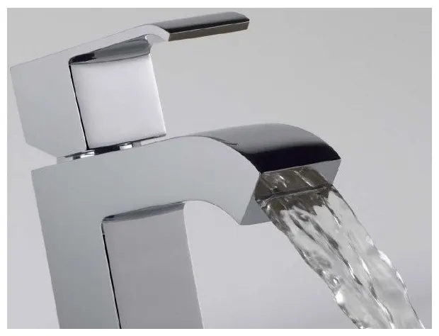 Grifo monomando para lavabo de latón con acabado cromado L Cuadro TRES