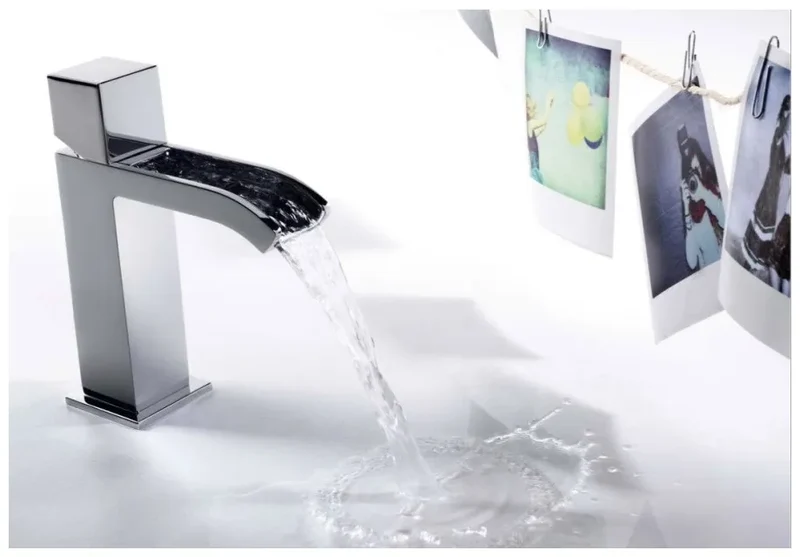 Grifo monomando para lavabo con caño y cascada libre fabricado en latón cromado Cuadro TRES