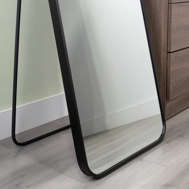 Espejo Rectangular de Piso Riga, con Marco Negro