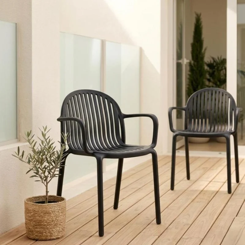 Set de 4 Sillas Marruecos con Brazos, Negro, con Espaldar en Rayas y Diseño Minimalista