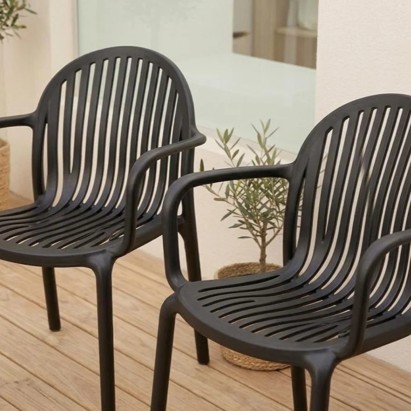 Set de 4 Sillas Marruecos con Brazos, Negro, con Espaldar en Rayas y Diseño Minimalista