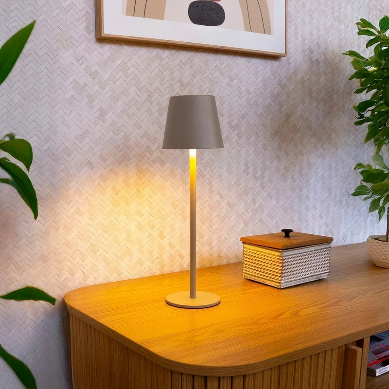 Lámpara LED regulable y recargable de metal beige de 3W de 11x11x37 cm
