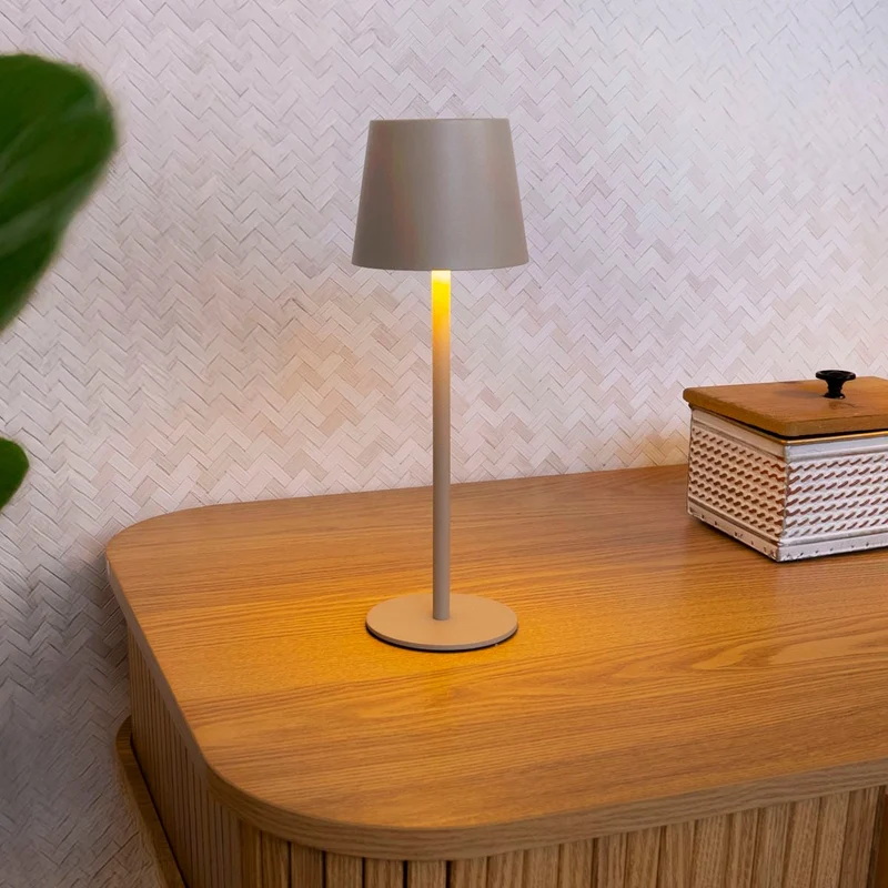 Lámpara LED regulable y recargable de metal beige de 3W de 9x9x27 cm