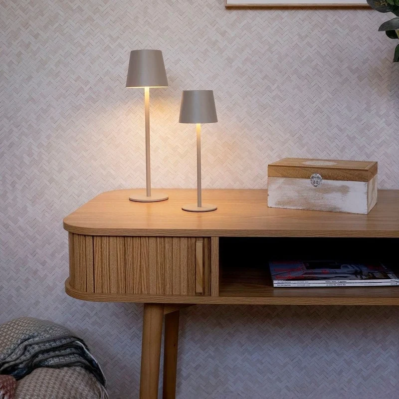 Lámpara LED regulable y recargable de metal beige de 3W de 9x9x27 cm