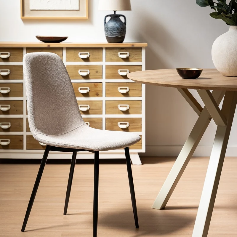 4 sillas de comedor Lina beige tapizadas en lino con patas metálicas negras