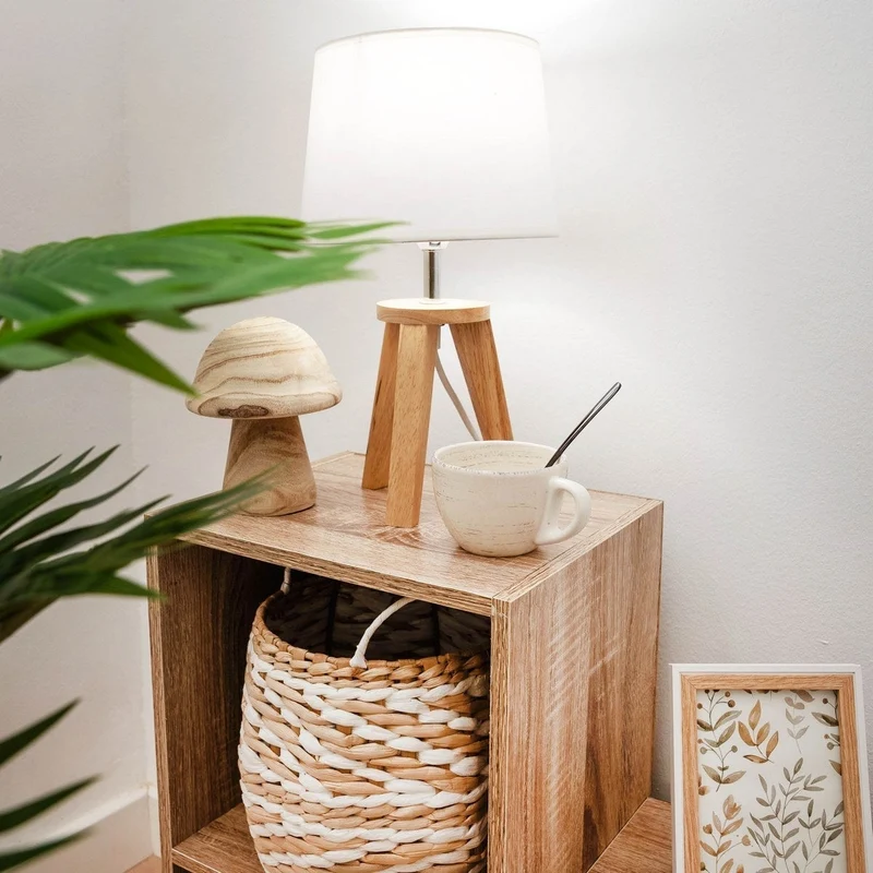 Lámpara de mesita nórdica de madera de roble beige de ø 19x33 cm