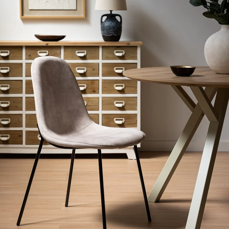Silla Gina de terciopelo beige con patas de metal negro