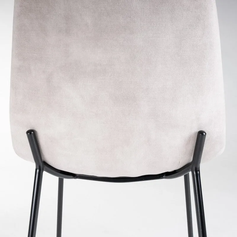 Silla Gina de terciopelo beige con patas de metal negro