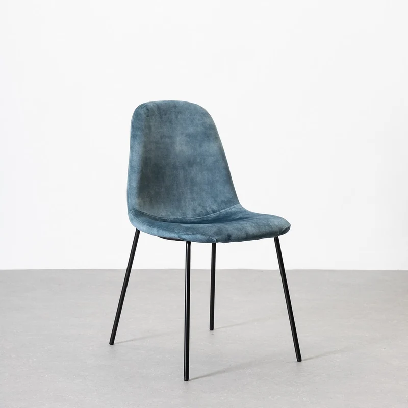 Silla Gina de terciopelo azul con patas de metal negro