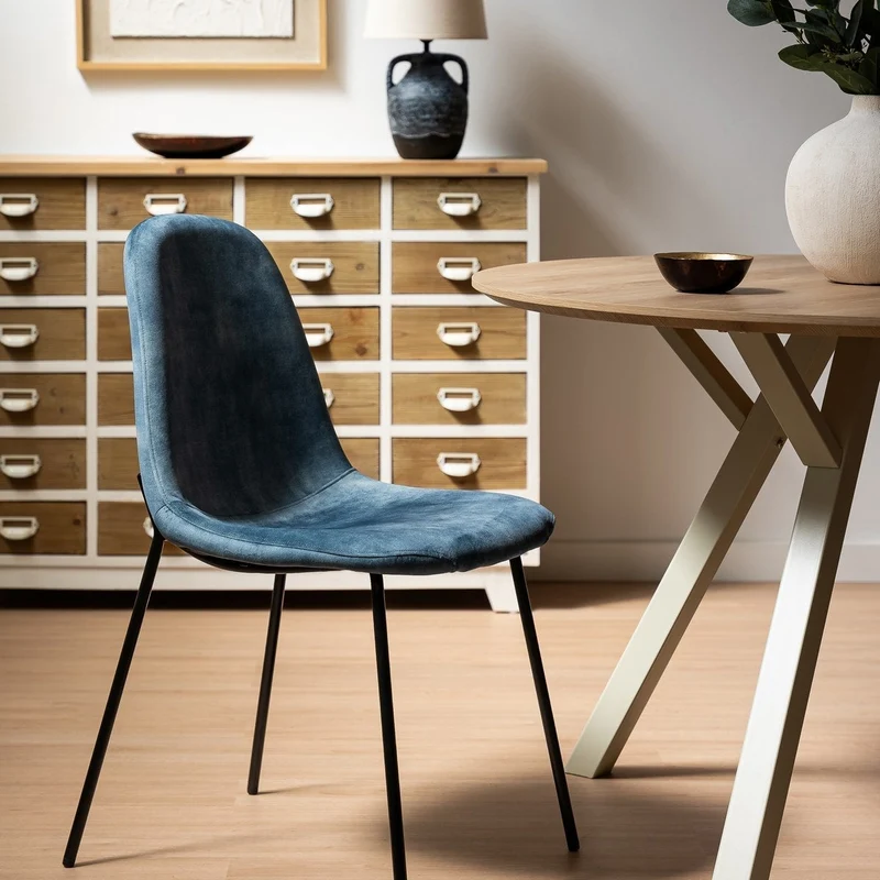 Silla Gina de terciopelo azul con patas de metal negro