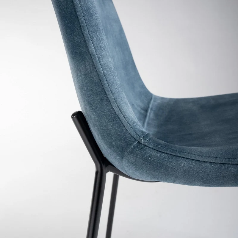 Silla Gina de terciopelo azul con patas de metal negro