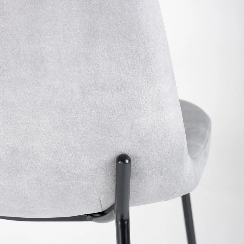 Silla Gina de terciopelo gris con patas de metal negro