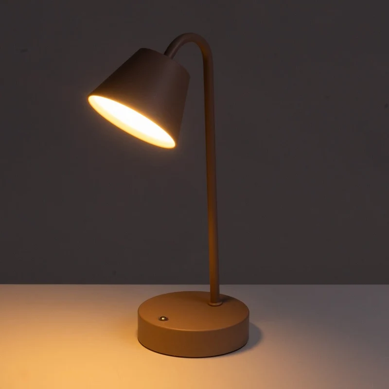 Lámpara flexo de metal taupe con led integrado de 1W y luz cálida
