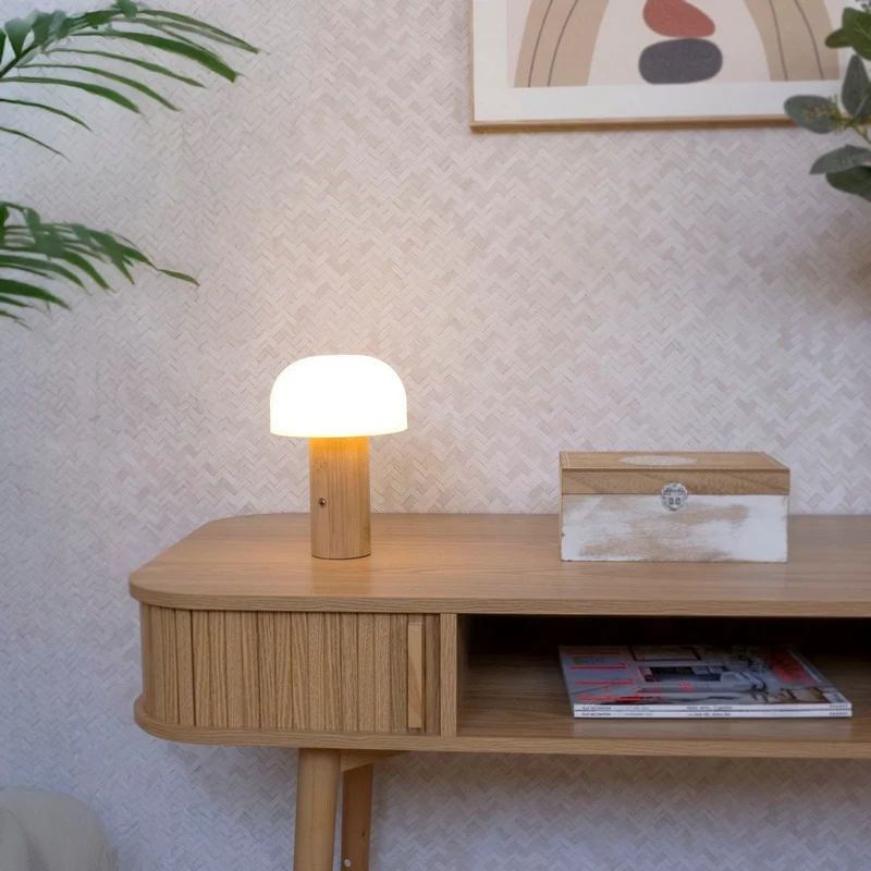 Lámpara LED regulable y recargable de 1W de bambú con USB-C. 15x15x21 cm