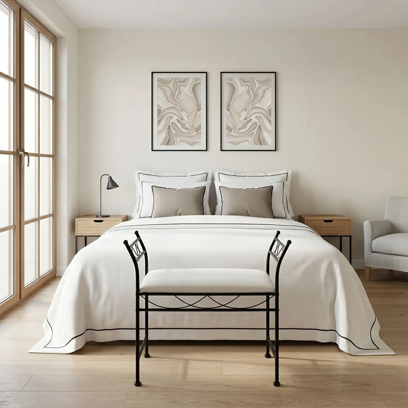 Banqueta para pie de cama de metal negro y asiento de algodón blanco