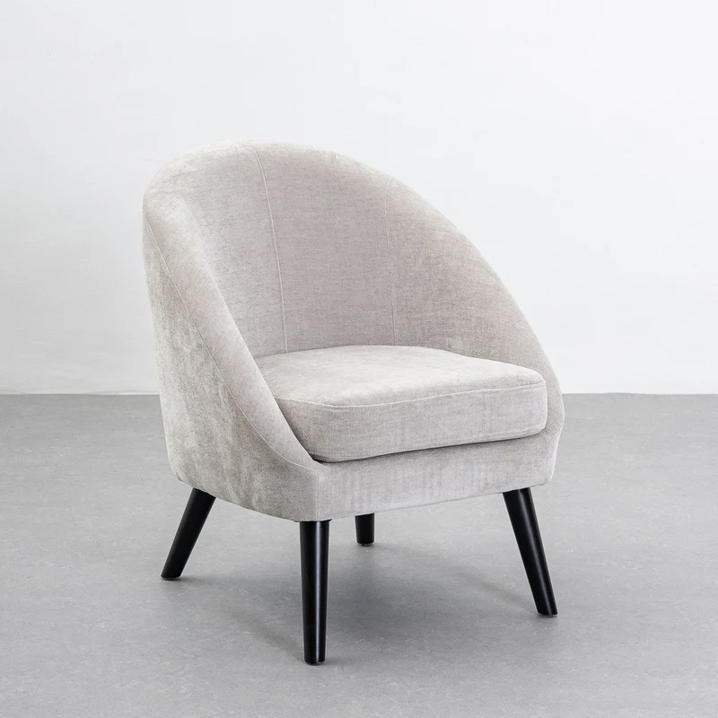 Sillón de chenilla gris claro con patas de madera de catalpa para salón