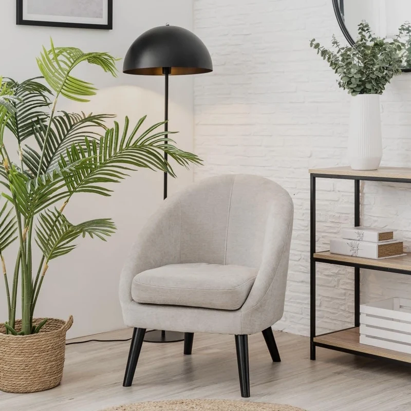 Sillón de chenilla gris claro con patas de madera de catalpa para salón