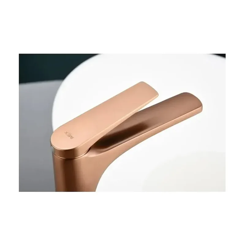 Grifo monomando sobre repisa para lavabo fabricado en latón con acabado oro rosa cepillado Delos de Imex