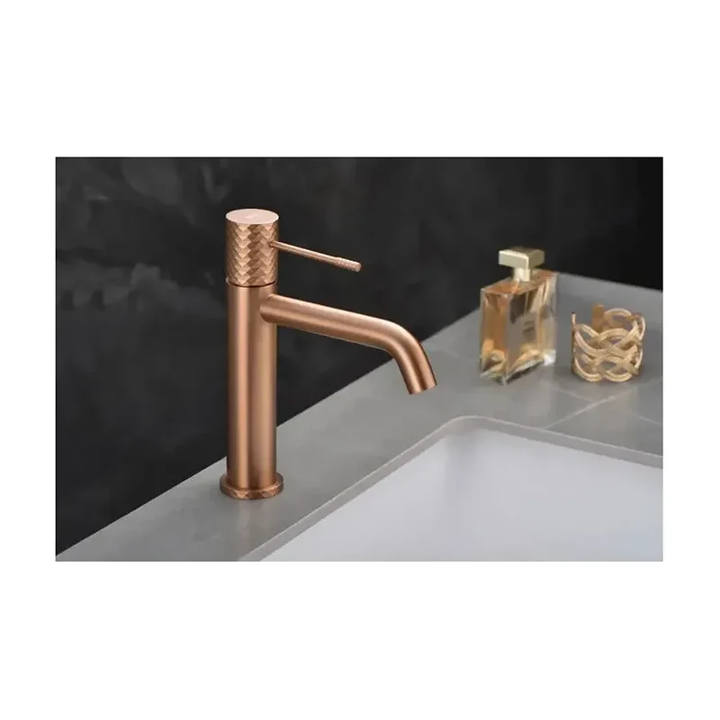 Grifo monomando para lavabo con tecnología cold open hecho de latón con acabado oro rosa cepillado Genova de Imex