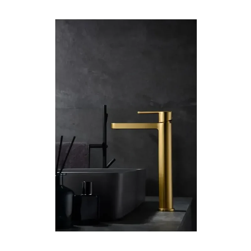 Grifo monomando caño alto para lavabo hecho de latón con acabado oro cepillado Roma de Imex
