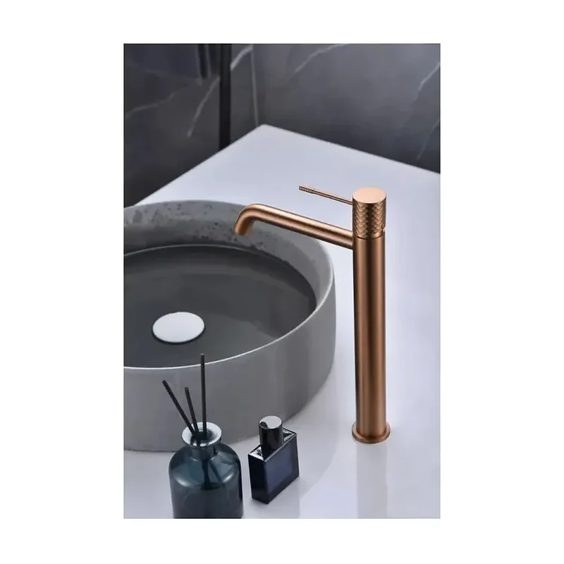 Grifo monomando con caño alto para lavabo hecho de latón con acabado oro rosa cepillado Genova de Imex