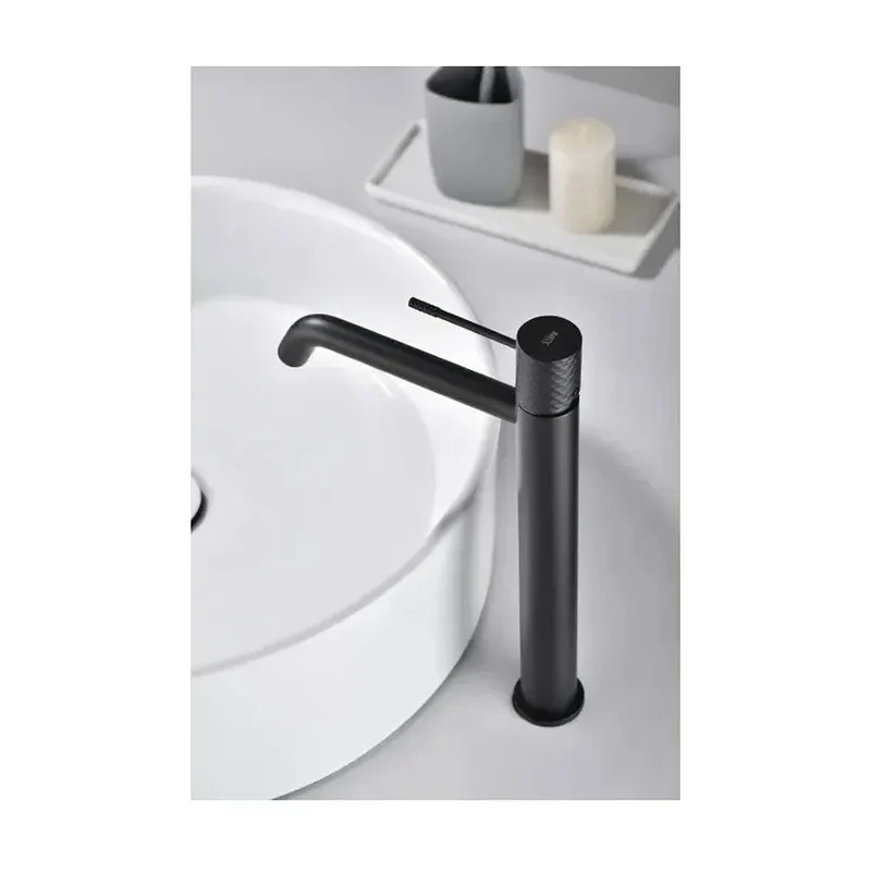 Grifo monomando con caño alto para lavabo hecho de latón con acabado negro mate Genova de Imex
