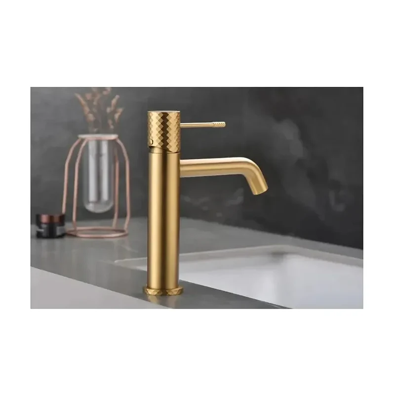Grifo monomando para lavabo con tecnología cold open hecho de latón con acabado oro cepillado Genova de Imex