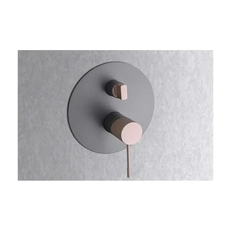 Conjunto para ducha de diseño empotrado con un acabado gris mate y champagne Line de Imex
