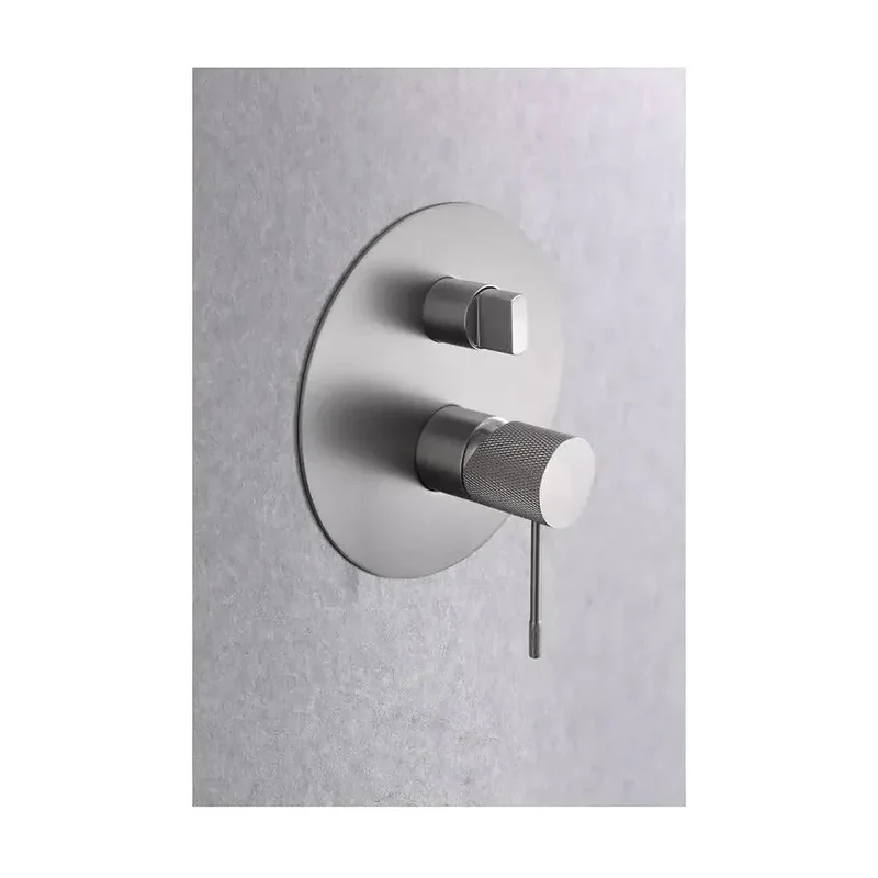 Conjunto para ducha con un diseño empotrado de acabado níquel cepillado Line de Imex