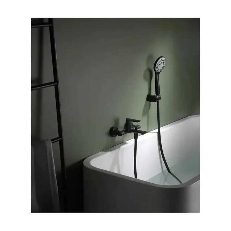 Grifo monomando para bañera y ducha fabricada en latón de acabado negro mate Ural de Imex