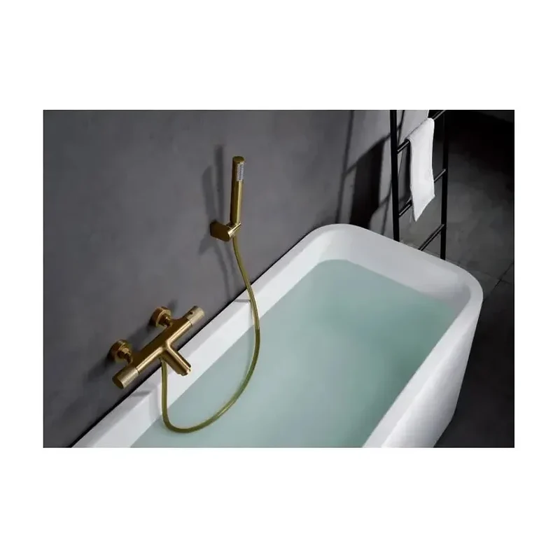 Grifo de bañera termostático de diseño elegante con un acabado oro cepillado Line de Imex