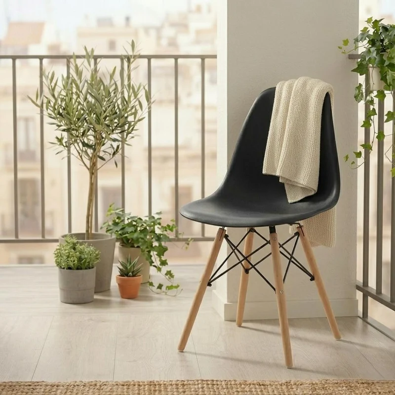 Set de 4 Sillas Eames, Color Negro, con Patas de Madera