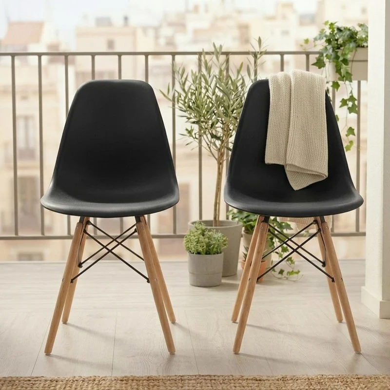 Set de 4 Sillas Eames, Color Negro, con Patas de Madera