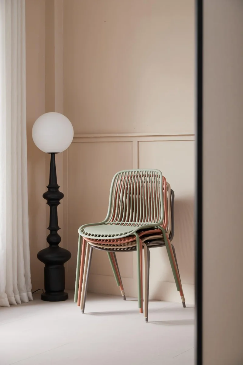 Set de 2 Sillas Barcelona, Color Blanco, con Espaldar en Líneas Diseño Moderno