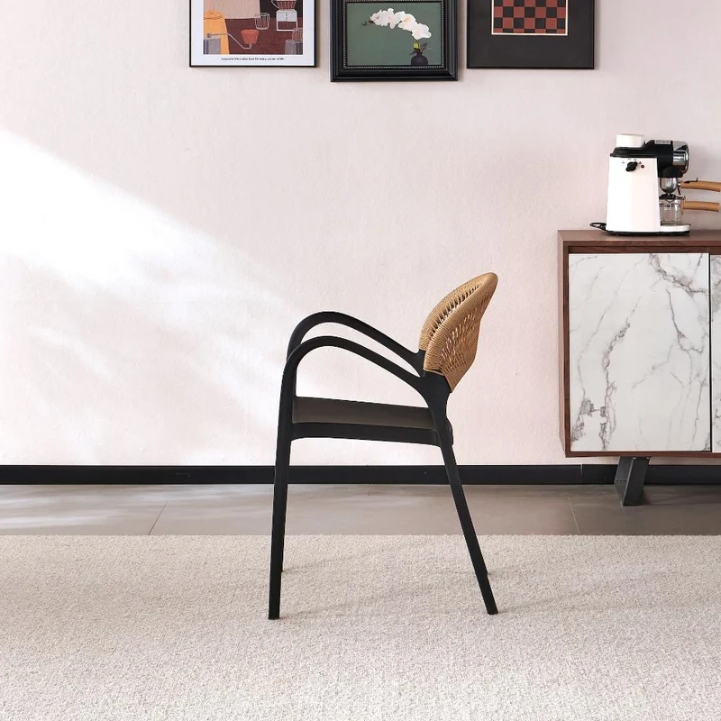 Set de 4 Sillas Daytona, Negro y Café Claro, con Espaldar, Reposa Brazos y Diseño Minimalista