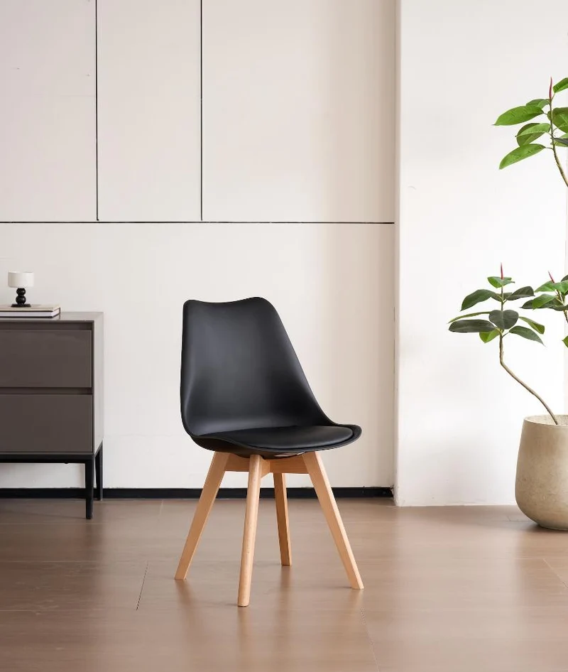 Set de 4 Sillas Fyn, Negro, Diseño Minimalista con Espaldar, Cojín y Patas de Madera