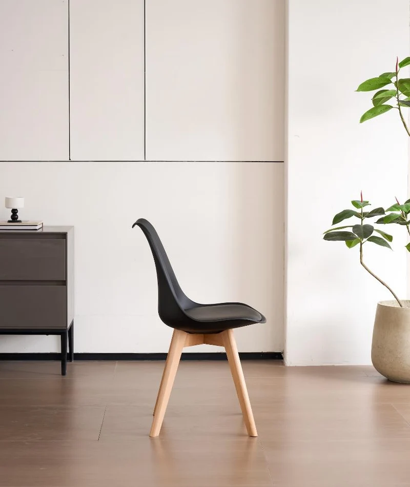 Set de 4 Sillas Fyn, Negro, Diseño Minimalista con Espaldar, Cojín y Patas de Madera