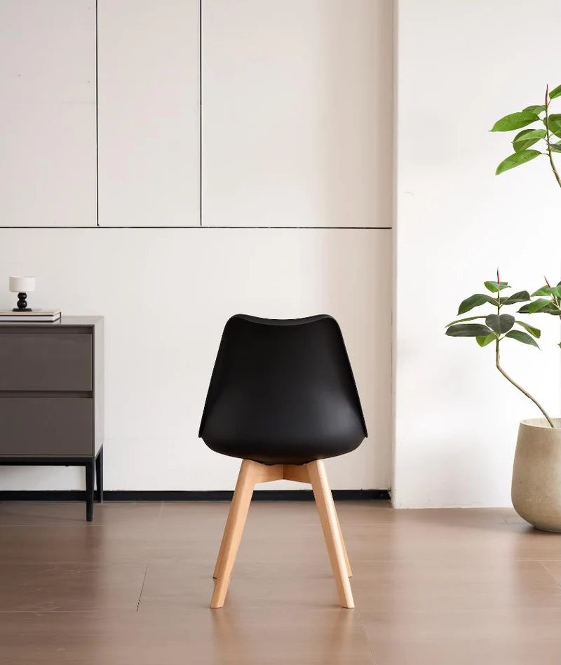 Set de 4 Sillas Fyn, Negro, Diseño Minimalista con Espaldar, Cojín y Patas de Madera