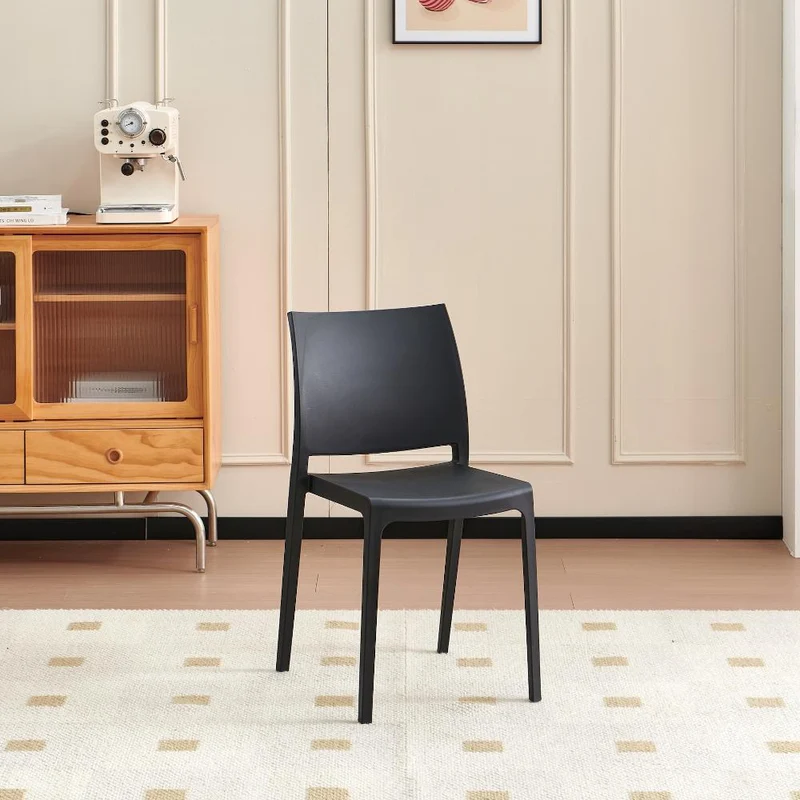 Set de 4 Sillas Soho, Negro, con Espaldar Cerrado y Diseño Minimalista