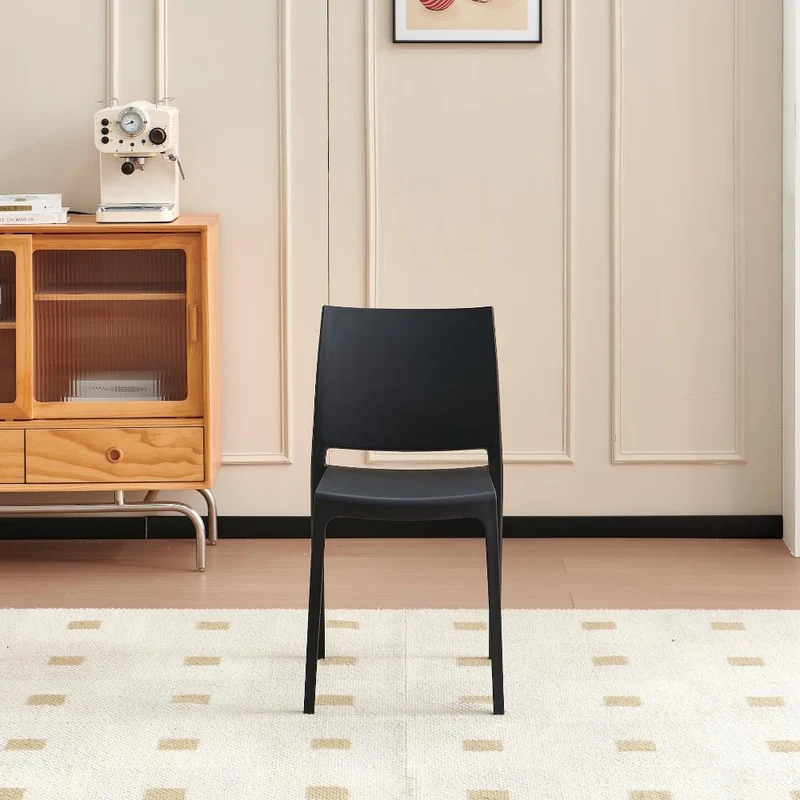 Set de 4 Sillas Soho, Negro, con Espaldar Cerrado y Diseño Minimalista