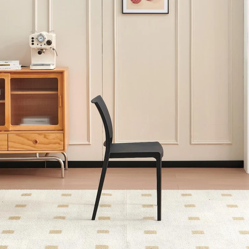 Set de 4 Sillas Soho, Negro, con Espaldar Cerrado y Diseño Minimalista
