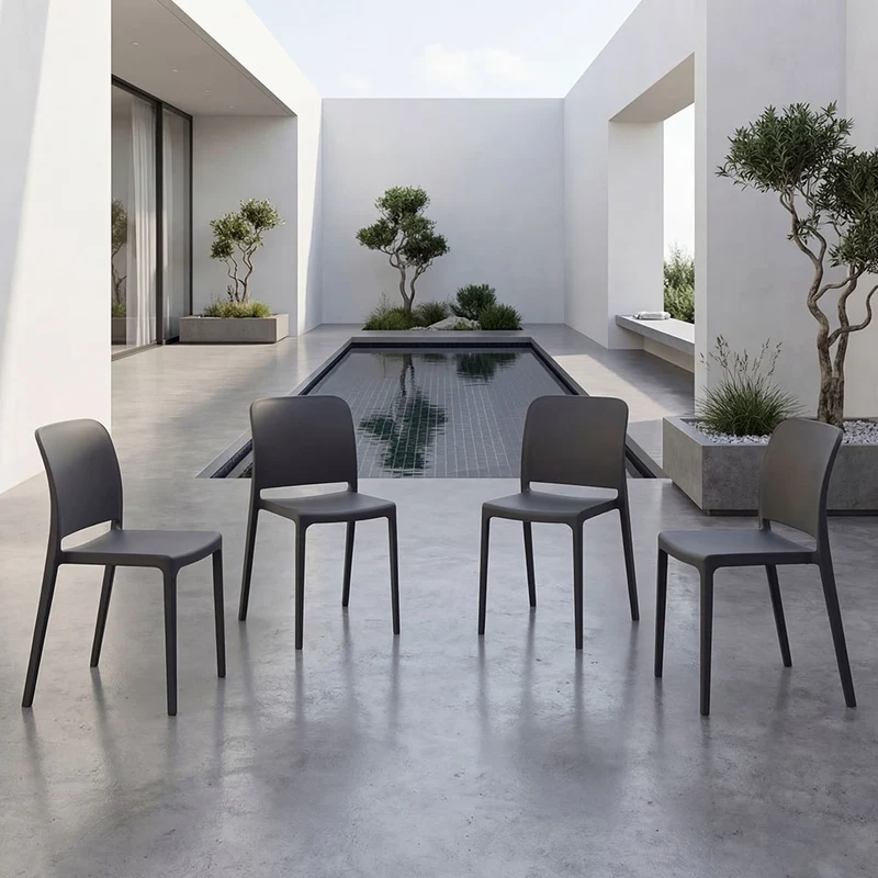 Set de 4 Sillas Triveca, Negro, con Espaldar Cerrado y Diseño Minimalista