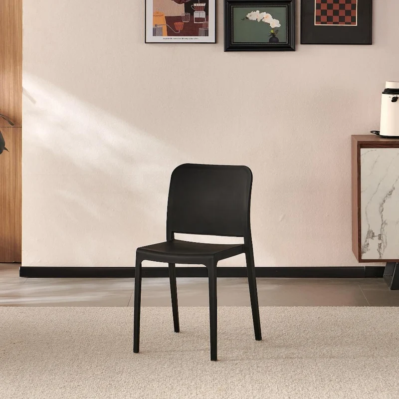 Set de 2 Sillas Triveca, Negro, con Espaldar Cerrado y Diseño Minimalista