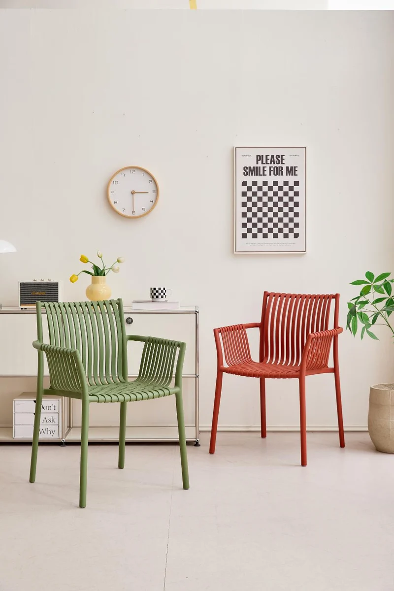 Set de 4 Sillas Madrid con Brazos, Color Rojo, con Espaldar y Diseño Moderno