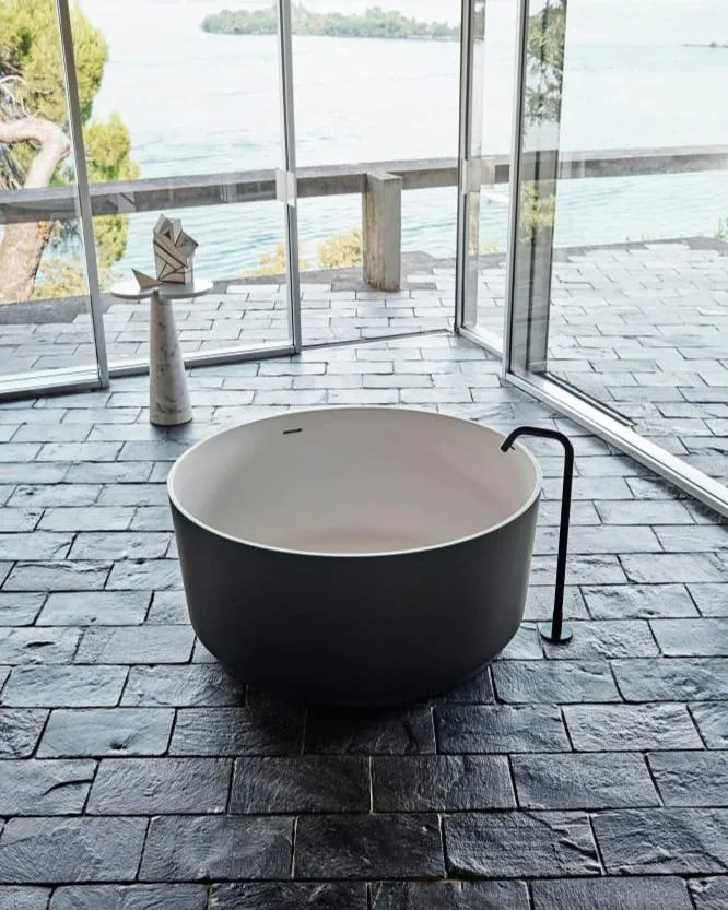 Bañera independiente In-Out Solid Surface
