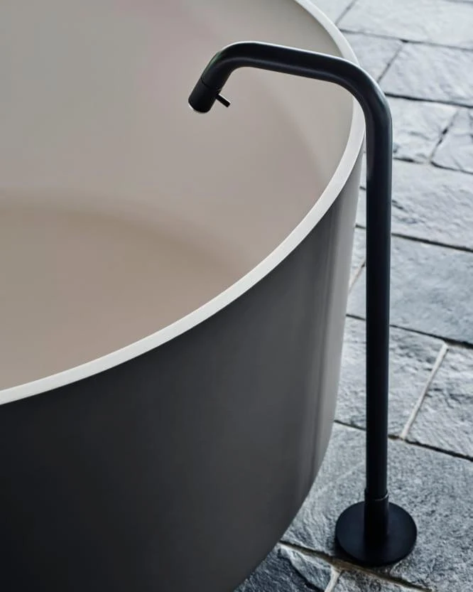 Bañera independiente In-Out Solid Surface